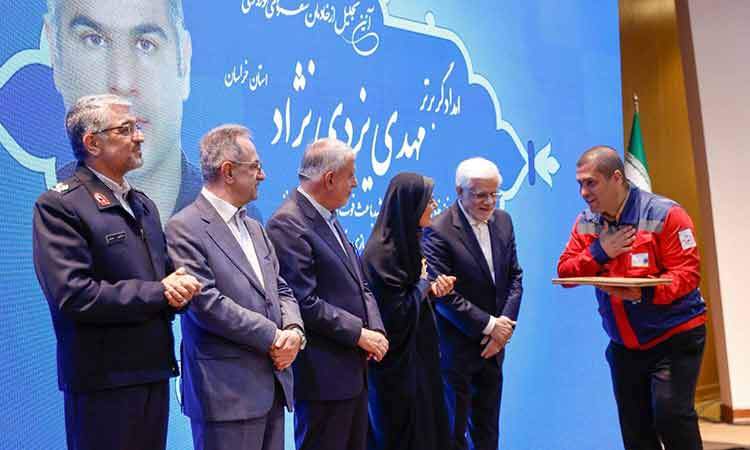 تجلیل معاون اول رئیس جمهور از امدادگر ناوگان امداد خودرو کانون جهانگردی و اتومبیلرانی