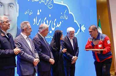 تجلیل معاون اول رئیس جمهور از امدادگر ناوگان امداد خودرو کانون جهانگردی و اتومبیلرانی