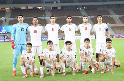 نگاه به بازیکنان پولدار چشم بستن به پا برهنگان
